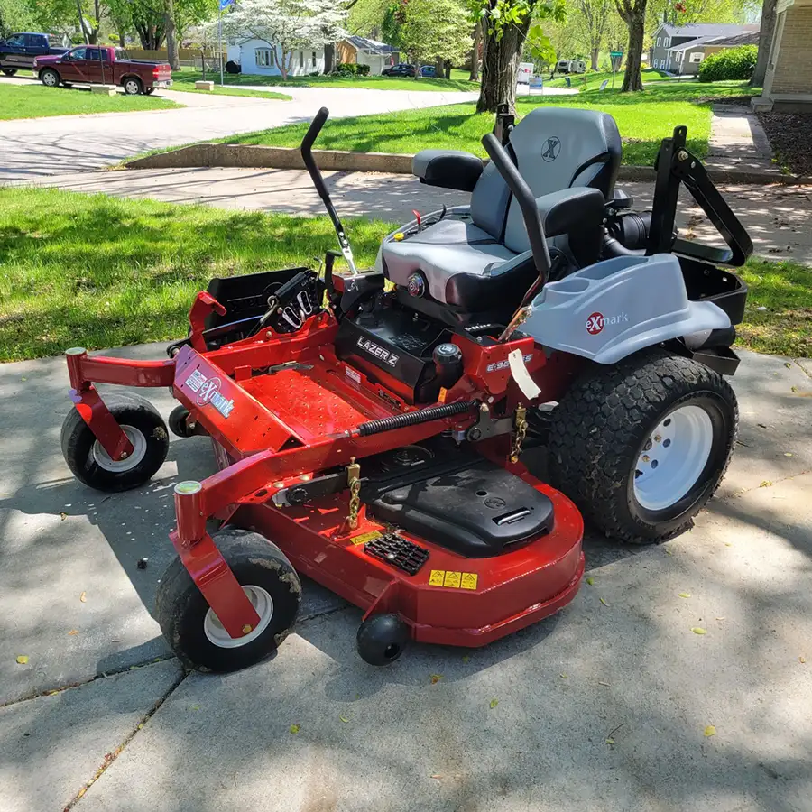 professional on a riding mower - Springfield, IL